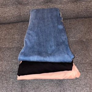 Byxor/jeans  - Klädpaket med 3 par byxor. Skriv för fler bilder 