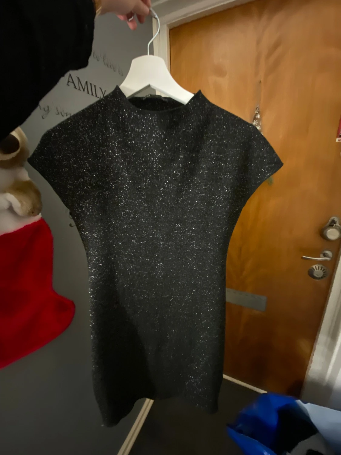 Svart glittrig kortklänning - 1