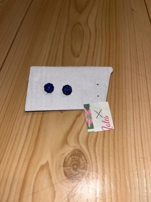 Korvakorut - Siniset pallokorvakorut. Puhdistettu ja desinfioitu käytön jälkeen. Eläintalous MMM, lisätietoja saa kysymällä Katsothan myös muut ilmoitukseni Tarjoa 