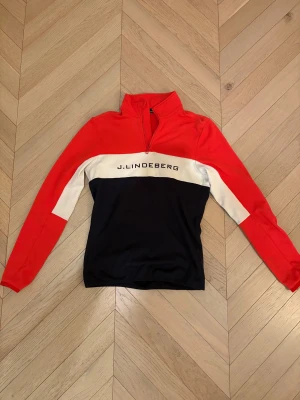 J.Lindeberg Röd och marinblå Golf/träning  - 	•	J.Lindeberg 	•	Golf-/träningsplagg 	•	Röd och marinblå 	•	Storlek: Small 	•	Bra skick