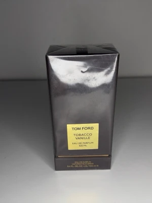 Tom Ford Tobacco Vanille 100ml - Lyxig Eau de Parfum från Tom Ford, Tobacco Vanille, 100 ml. Ingredienser: Alcohol Denat., Fragrance (Parfum), Water (Aqua), Linalool, Benzyl Benzoate, Geraniol, Limonene, Coumarin, Citronellol, Eugenol, Isoeugenol, Benzyl Alcohol, Citral, Cinnamal. Tillverkad i USA.   Helt oöppnad, säljer en till på profilen checka!