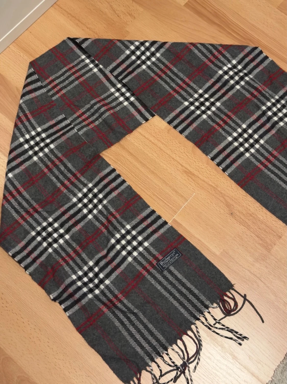 Rutig grå halsduk från Burberrys - 2