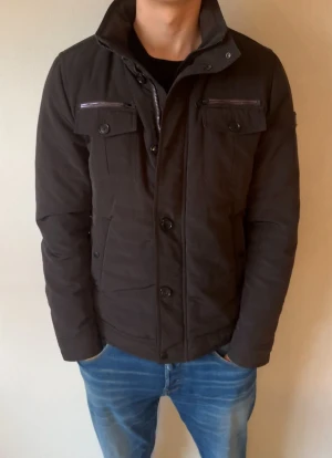 J.Lindeberg fieldjacket - Fint skick inga defekter, modellen är 185 cm lång, jackan är fodrad