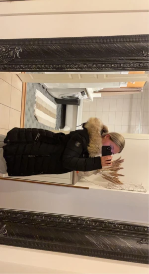 Hollies jacka - Säljer min Hollies jacka eftersom den bara hänger i garderoben. Använd ett fåtal gånger är i nyskick. Storlek 36 