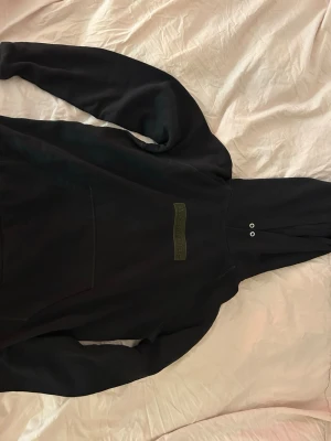 Svart peak prenformance hoodie  - Svart peak prenformance hoodie. Använd men bra skick 