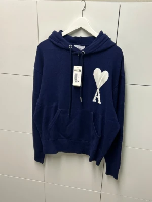 Ami Paris Stickad Hoodie - Helt ny aldrig använd. Storlek M. Snabb frakt fraktar inom 24h.