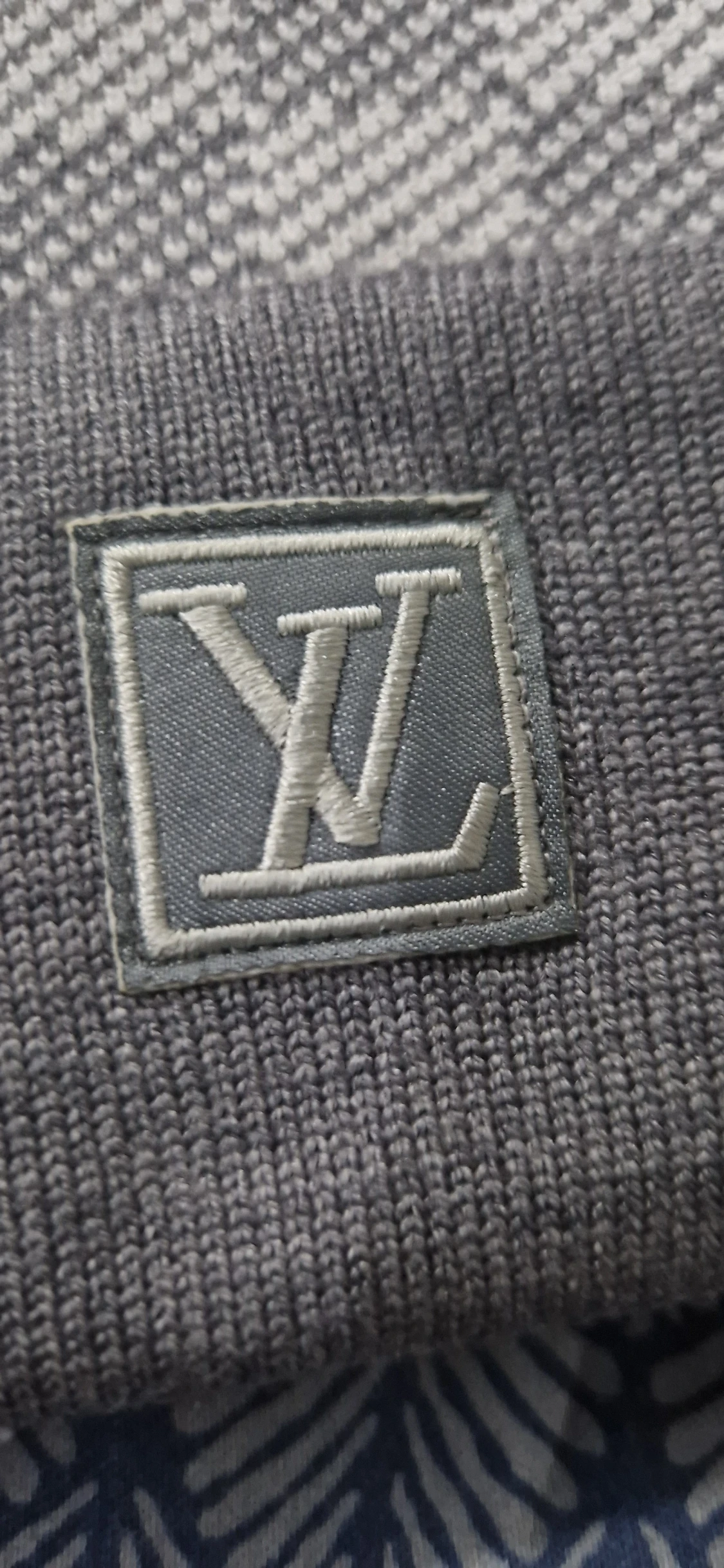 Grå rutig mössa med L v-logga