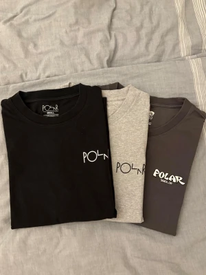 3-pack Polar Skate Co t-shirts - Tre snygga t-shirts från Polar Skate Co i svart, grått och mörkgrått. Alla är sparsamt använda. Klassiska snygga designs från Polar på varje tröja i bak och stilren logga på bröstet. Svarta är S dem gråa är M men alla är oversize o sitter som M.