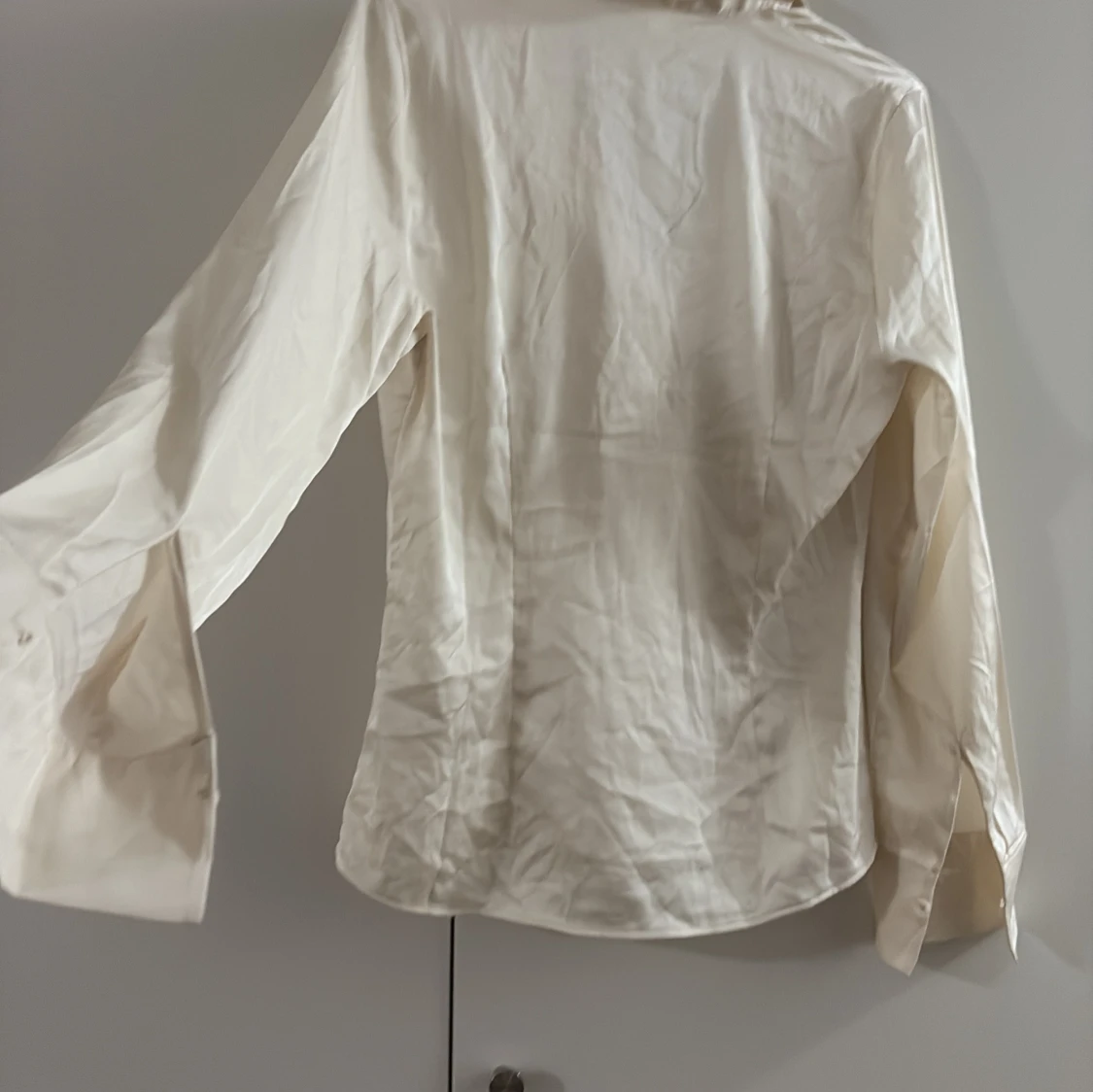 Krämvit figurnära skjorta från H&M - 2