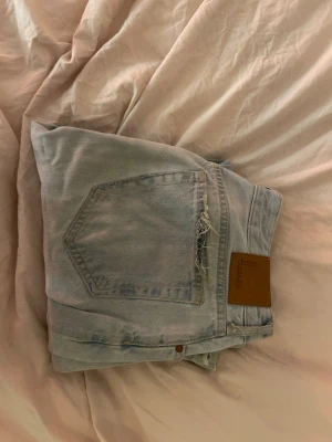 Ljusblå straight jeans från Never Denim - Never denim straight jeans Stolek W26 L32