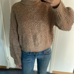 Brun stickad polotröja - Jättefin brun gosig stickad polotröja💗⚡️