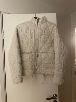 vår jacka  - Perfekt jacka inför våran, använt sparsamt. Super bra skick.