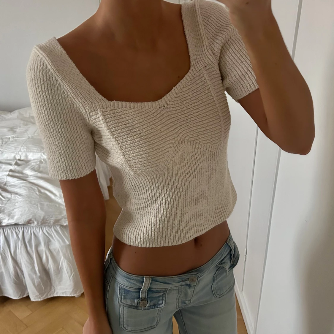 Beige stickad croppad topp