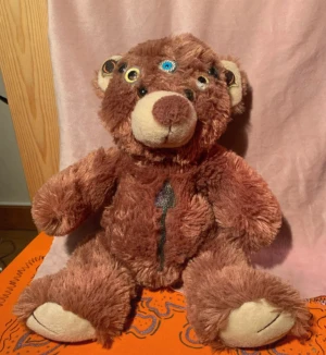 Unik nalle med toppis och ögon - Nalle jag skapat med holografisk toppis på magen och himla massa ögon🍄👀🍄