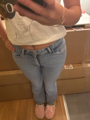 Ljusblå bootcut/flared jeans från Only - Säljer ett par ljusblå Only jeans med bootcut och mid midja. Klassisk femficksmodell med Only logga på bakfickan. Jeansen är gjorda i mjukt denim och har dragkedja och knapp framtill. Perfekt för dig som gillar mer basic jeans