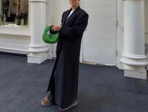 SNYGG lång svart kappa  - Sjukt snygg lång svart kappa. Från NA-KD. Storlek 32, men passar mer 36/S då den är mycket oversize. 