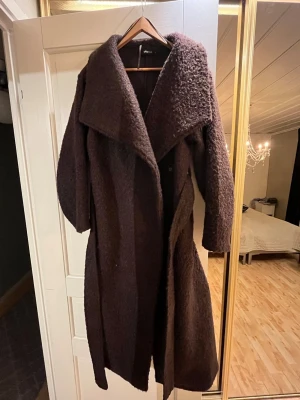 Kappa - Lång brun teddykappa från Gina Tricot i storlek 36. Knappt använd, ”kroksnöret” har dock gått av, se bild 2, annars som ny. Mitt pris 350kr