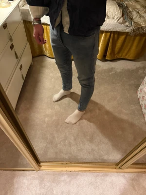 Ljusblå storlek 29/30 - Säljer ett par blå jeans i storlek 29/30. Jeansen har klassisk femficksdesign, smal passform och är gjorda i mjukt denimtyg. Perfekta för dig som gillar en tajtare look och vill ha ett par stilrena jeans till din garderob.