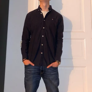 Mörkblå skjorta från Morris - Mörkblå skjorta från Morris i storlek M.  Fint skick till ett bra pris. Nypris: 1299kr. Mitt pris: 349kr. Vid frågor eller funderingar, tveka inte att höra av dig.