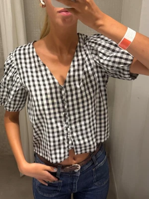 Rutig puffärm blus - Rutig puffärm blus men v-veck. Knappar på framsidan!💓