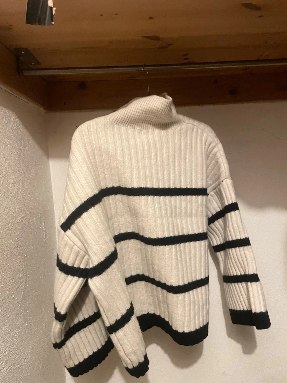 Vit polotröja med svarta ränder