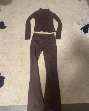 Brunt set från Gina Tricot - Mycket bra skick, endast använd fåtal gånger. storlek S i toppen och M i byxorna jätteskönt material. Obs, har klippt bort lapparna i då dom skav, inget som märks!