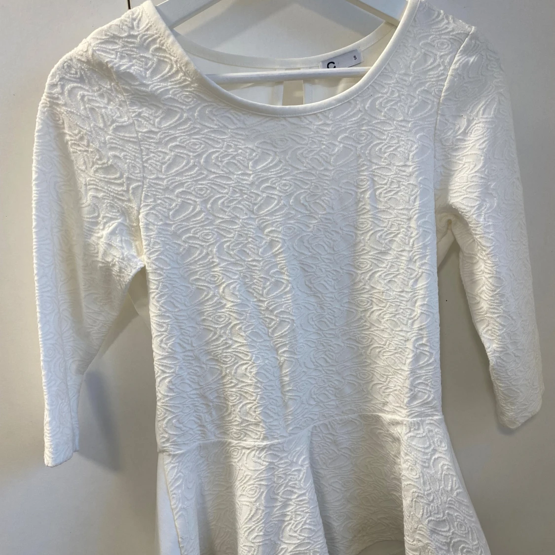 Vit peplumtop med strukturmönster - 1