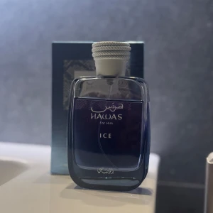 Hawas Ice For Him EDP 100ml -  Doften är framtagen i Dubai och levereras i en matchande blå kartong.   Ca 90ml kvar. Säljer den då den inte kommer till användning 