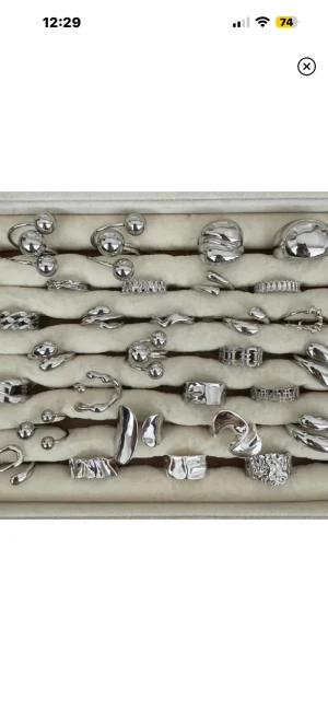 Rostfritt stål ringar (styck pris) - De är även justerbara vilket innebär att de passar alla! Skötselråd och putsduk medföljer! Skriv för specifika bilder och pris då vissa är billigare än andra! Pris 89kr-109kr  Kontakta vid intresse av köp! 💓