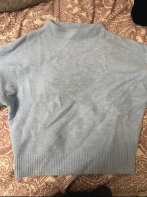 Ljusblå polotröja från Zara - Säljer en ljusblå polotröja från Zara. Den är inte använd många gånger alls och är i väldigt bra skick.