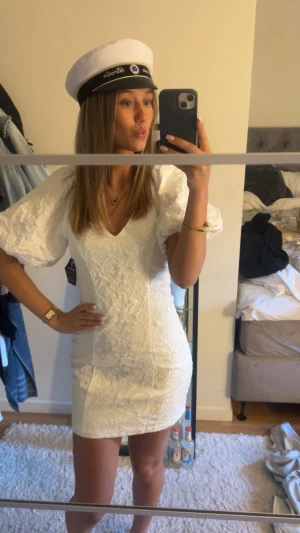 Student klänning!!!! - Superfin vit kort klänning med v-ringning och puffiga korta ärmar. Slutsåld i butik och online! Tänkte ha på studenten men blev en annan så helt oanvänd🌟jag är 168 cm lång
