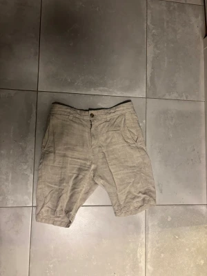  linneshorts från NN07 - Säljer ett par snygga beige shorts från NN07 i storlek 29. Bra skick. Hör av dig om du har frågor. Pris kan diskuteras 