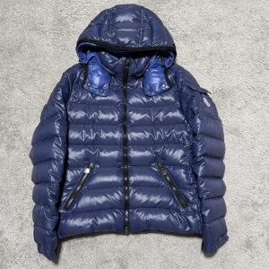 Moncler Bady  - Moncler Bady, storlek 2/s, skick 9/10, carton har lostnat helt, nypris 17600kr, vid funderingar hör av er. 