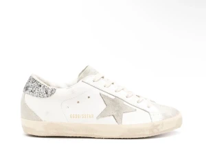 Golden Goose Superstar sneakers med glitter - Snygga vita Golden Goose Superstar sneakers med grå mockadetaljer och en stor stjärna på sidan. Hälen har en glittrig silverpanel som ger extra attityd. Skorna har snörning och platt sula, perfekt för dig som gillar en cool och unik stil.