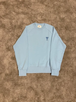 Ami Paris (size s)  - Ami de couer sweatshirt - sky blue. 100% bomull, size S. Aldrig använd, sprillans ny!  