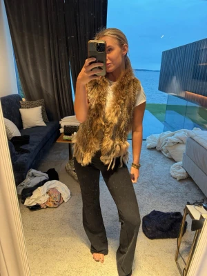 Päls väst - Hollies väst i storlek m