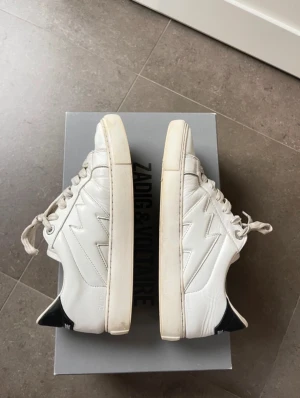 Zadig & Voltaire sneakers  - Zadig & Voltaire sneakers i storlek 38, mycket bra skick förutom några små skador som syns på bilden. Nypris är ca 3500kr, pris kan diskuteras ! Boxen tillkommer 