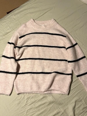 Randig stickad tröja - Mjuk randig tröja från Gina Tricot Young. Aldrig använd så i väldig bra skick. Tror att storleken motsvarar XS. Pris går att diskuteras