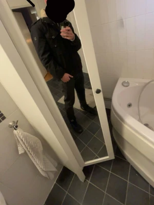 Jacka boss orange - Svart teddyjacka från boss orange med mjukt beige foder och flera praktiska fickor framtill. Jackan är köpt på nk för länge sen för 5500kr men aldrig kommit till någon andvänding pris kan diskuteras!