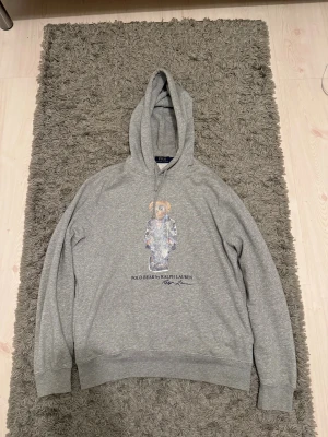 Ralph lauren hoodie  - Säljer nu min feta raffe hoodie! Mycket Bra skick förutom att trycket har blivit lite utsuddat! Självklart äkta! Skriv om det finns frågor!