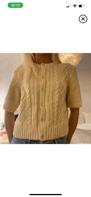 Gul stickad kofta med kort ärm - Superfin gul stickad kofta från & other stories med korta ärmar. Perfekt att styla med jeans eller kjol.  