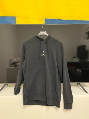 Jordan hoodie - Vill bli av med den. Den är typ S M
