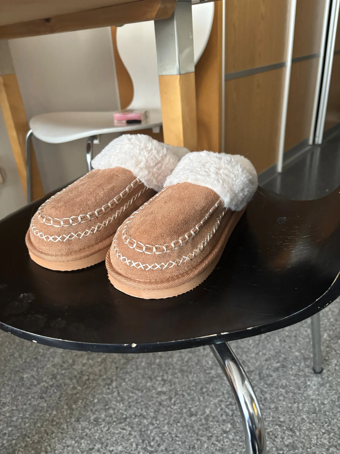 Bruna tofflor med vit fuskpäls