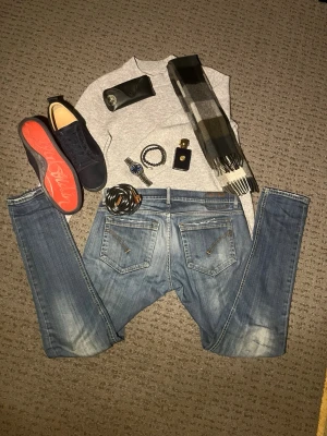 Ljusgrå kashmir tröja - Säljer denna ljusgråa kashmir tröja, 100% kashmir med en perfekt krage runt halsen som sitter perfekt! Väldigt mjuk och väldigt stilig. Storleken är M men den passar perfekt på S!