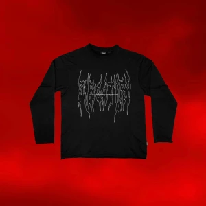 Alternativ Tröja ⛓️🖤 - Ursnygg långärmad alternativ tröja med broderi! ⛓️🗡️Oversized storlek S (herr) så passar de allra flesta beroende på önskad passform (byst 106cm, längd 70cm) 📏I fint skick + 100% bomull 😌Köp nu 💌