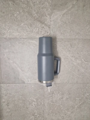 Tumbler - Tumblern är en praktisk termosmugg som håller din dryck kall eller varm. Tumblern rymmer 1,2 l och levereras med ett tillhörande sugrör. Den är lätt att ta med sig tack vare det rejäla, greppvänliga handtaget. Perfekt för gymmet, kontoret eller i på väg till jobbet. Tumblern är tillverkad i rostfritt stål som inte påverkar smaken på drycken. Använd fåtalgånger, några skavanker.