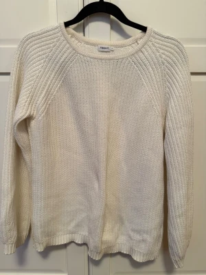Vit stickad tröja från Filippa K - Säljer en enkel och stilren vit stickad tröja från Filippa K i storlek XS. Tröjan har rund halsringning, långärmad design och ribbade muddar. Perfekt för lager på lager under höst och vinter.