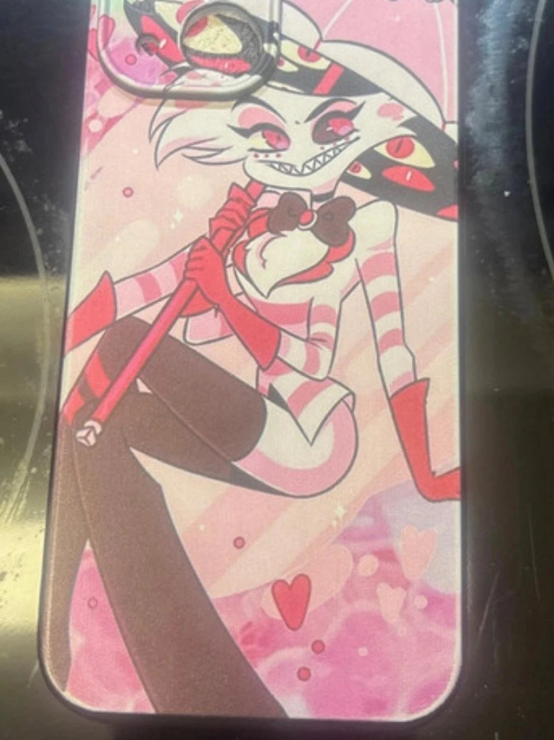 iPhone 15 skal med Angel Dust från Hazbin Hotel.