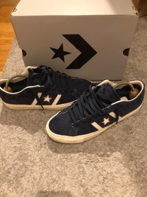 Converse one star - Hej, säljer nu ett galet snygga Converse One star i super bra skick. | Använda cirka 5 ggr. Box ingår. | Otroligt snygg det som passar till allt! | Hör av er vid frågor!🌟