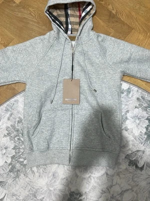 Burberry kofta - Helt ny, passade inte sonen riktigt.. Pris kan diskuteras vid snabb affär. Tack